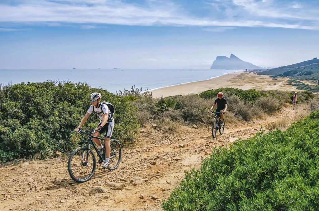 Zwei Mountainbiker machen eine Tour in Andalusien