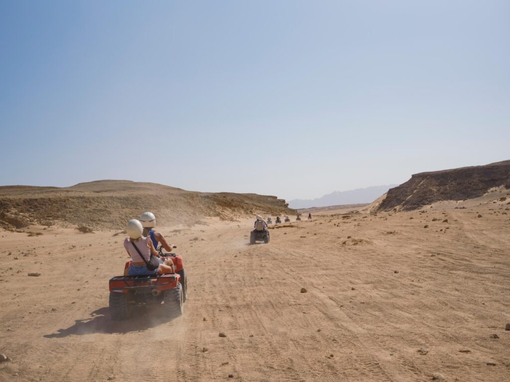 Eine Gruppe fährt auf Quads durch die Wüste in Ägypten.