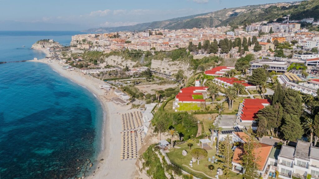 Die wunderschöne Anlage des Aldiana Club Calabria liegt direkt auf einem Felsplatteau, von wo aus man die wunderschöne Stadt Tropea bewundern kann.