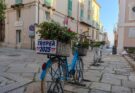 Zwei geschmückte Fahrräder in der wunderschönen Stadt Tropea in Kalabrien. Auf dem Schild an den Fahrrädern steht Tropea 2025.