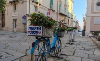 Zwei geschmückte Fahrräder in der wunderschönen Stadt Tropea in Kalabrien. Auf dem Schild an den Fahrrädern steht Tropea 2025.