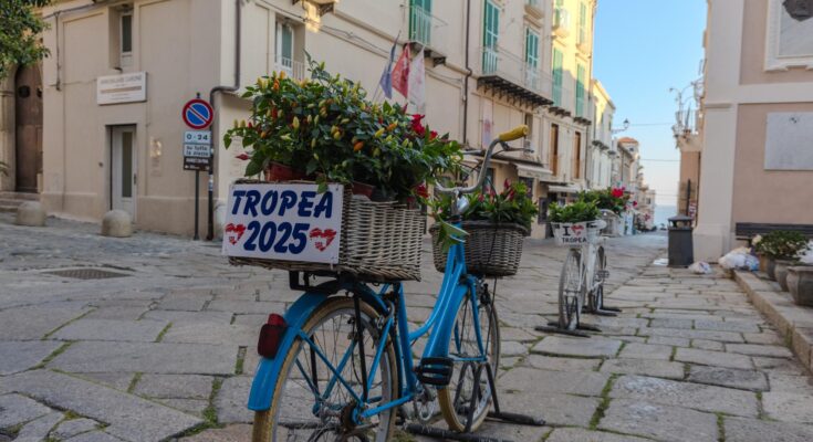 Zwei geschmückte Fahrräder in der wunderschönen Stadt Tropea in Kalabrien. Auf dem Schild an den Fahrrädern steht Tropea 2025.
