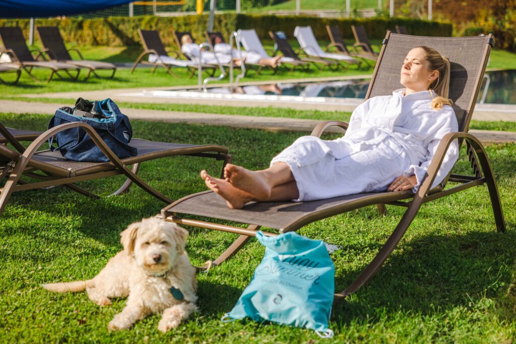 Entspannung mit Hund am Pool im Aldiana Club Ampflwang