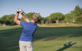 Golfer von hinten zu sehen beim Abschlag