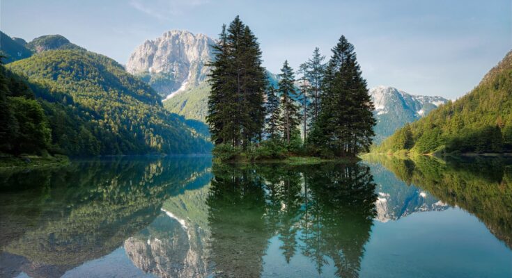 Seen- und Berglandschaft in Kärnten