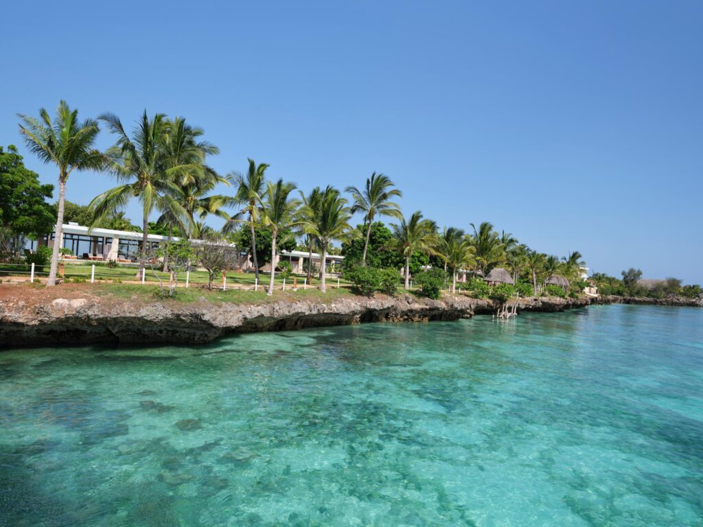 Blick auf die Anlage des Aldiana Club Zanzibar Kwanza vom Meer aus.