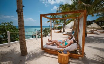 Ein Paar liegt auf zwei gemütlichen Sonnenliegen im Aldiana Club Sansibar