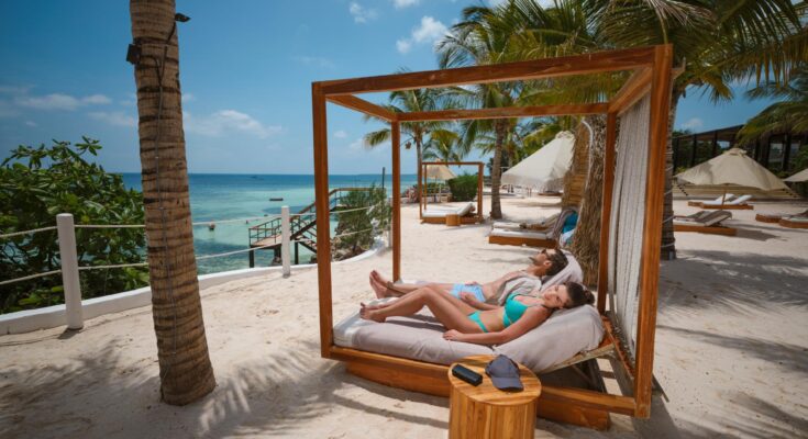 Ein Paar liegt auf zwei gemütlichen Sonnenliegen im Aldiana Club Sansibar