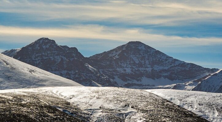 Aussicht auf die Alcazaba und Mulhacen Peaks in Sierra Nevada