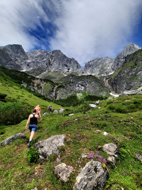 Bei Bergwanderungen kann man die Natur Österreichs mit Kindern entdecken
