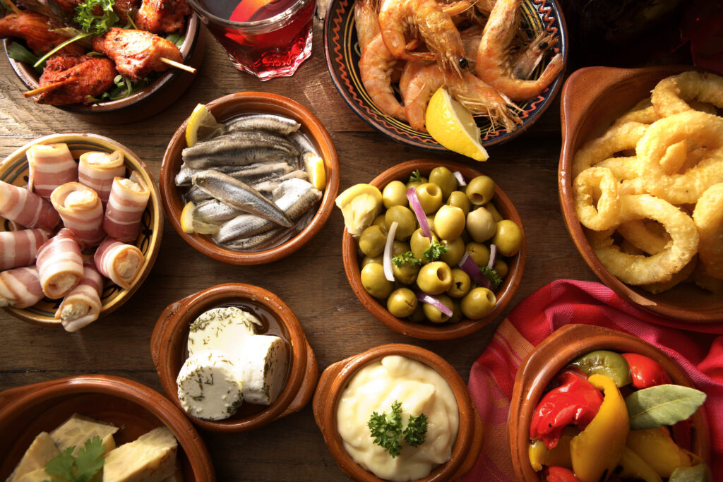 Eine große Auswahl an Tapas. Sie solltest du unbedingt in Andalusien essen.