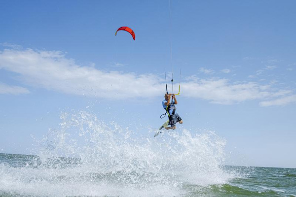 Urlaub im April bringt auf Djerba warme Wassertemperaturen mit sich, die toll zum Kiten geeignet sind. 