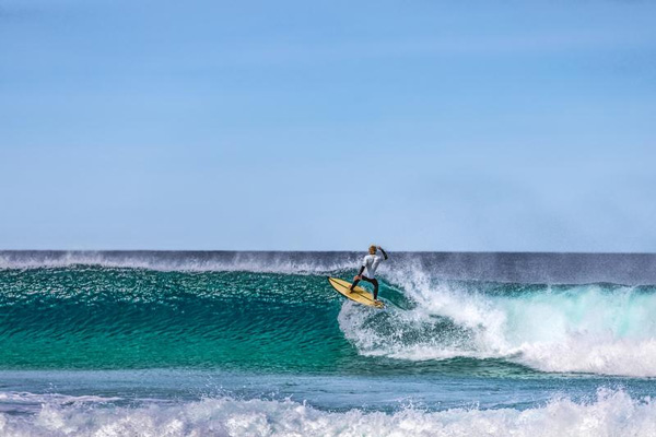 Urlaub im März auf Fuerteventura bringt tolle Surfkonditionen mit sich, was dieses Bild zeigt. 