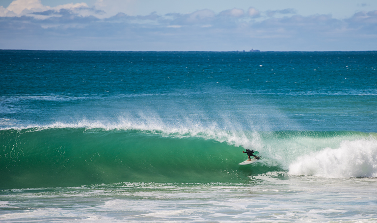 Urlaub im März auf Fuerteventura bringt tolle Surfkonditionen mit sich, was dieses Bild zeigt.