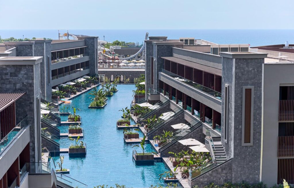 ein Teil der neue Aldiana-Hotelanlage mit Poolzugang direkt an einigen Zimmern. Im Hintergrund ist das Meer zu sehen
