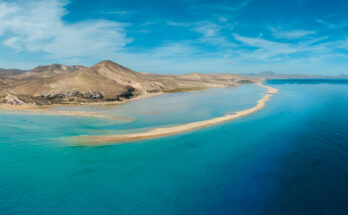 Helikopterperspektive auf die Insel Fuerteventura zur besten Reisezeit