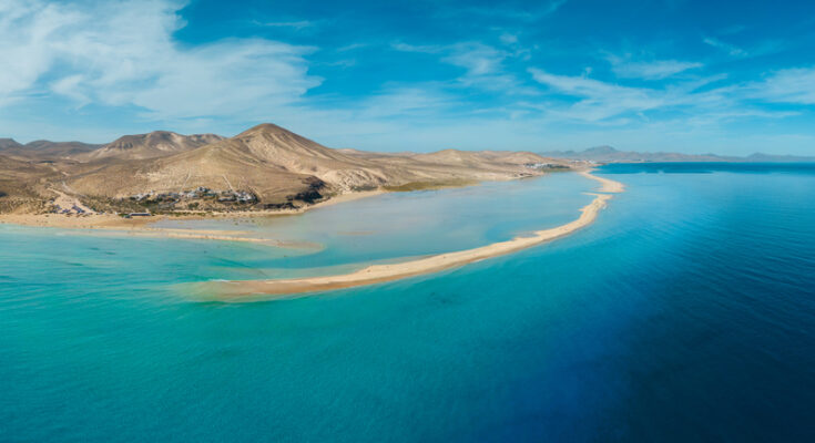 Helikopterperspektive auf die Insel Fuerteventura zur besten Reisezeit