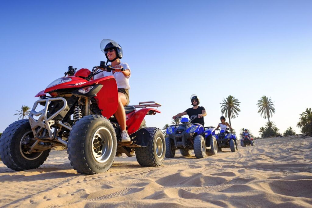 Auf Djerba in Tunesien kann man sehr gut eine Quad-Tour machen. Hier sieht man eine Gruppe von Freunden, die eine Quad-Tour in der Wüste machen. 