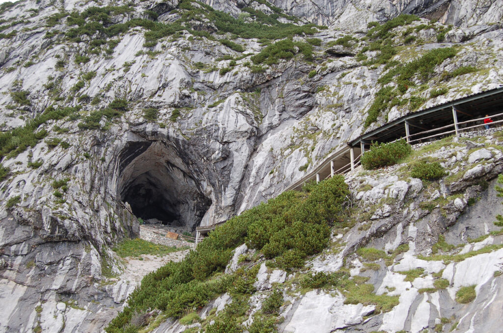 Blick von vorne auf einen Höhleneingang bei den Eisriesen Werfen. 