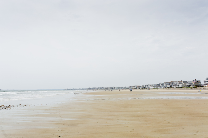 Blick auf einen wunderschönen langen Sandstrand, wo du in der Elternzeit ausgiebige Spaziergänge während deiner Reise unternehmen kannst.