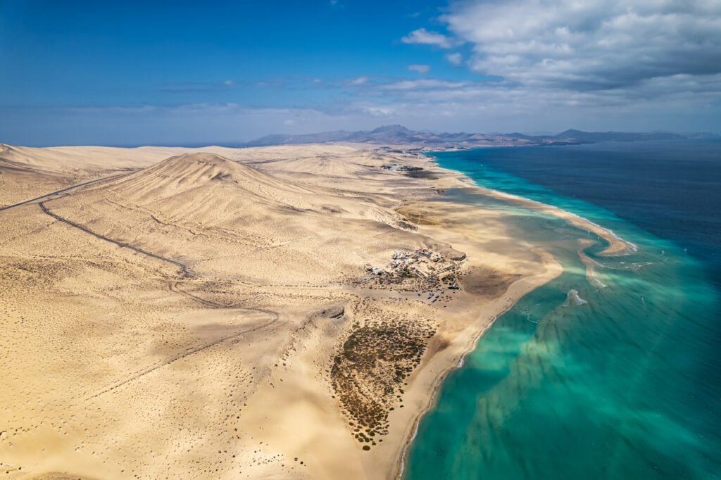 Blick aus der Luft auf dem Playa Barca, einer Sehenswürdigkeit auf Fuerteventura 