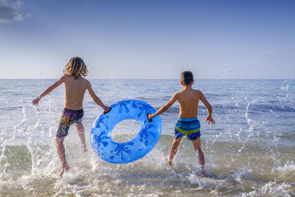 Fuerteventura: Strand mit spielenden Kindern
