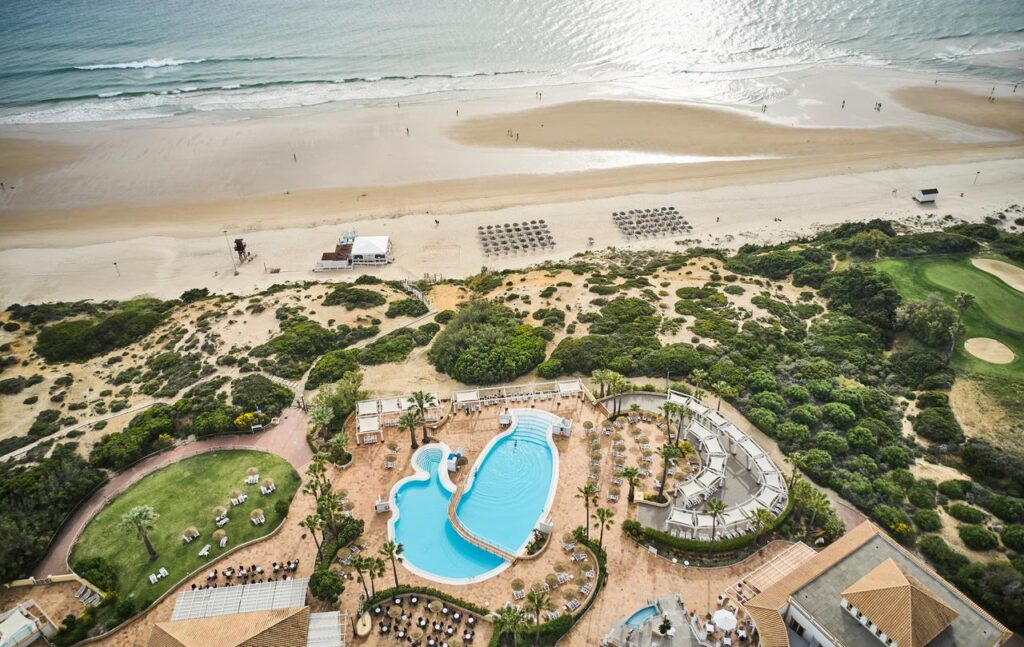 Blick von oben auf Pool und Strand des Aldiana Club Andalusiens.