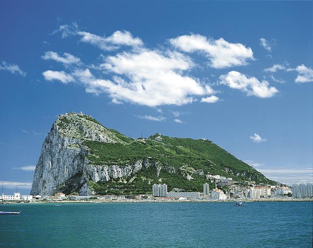 Blick auf Gibraltar und den Kalksteinfelsen vom Meer aus
