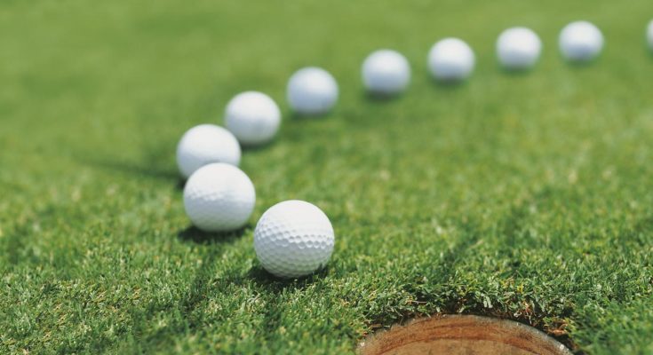 Golfbälle auf einem Golfplatz in Andalusien