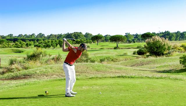 Golfer macht einen Abschlag auf einem Golfplatz in Andalusien