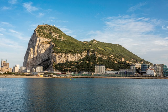 Blick auf den Felsen von Gibraltar und die umliegenden Gebäude.