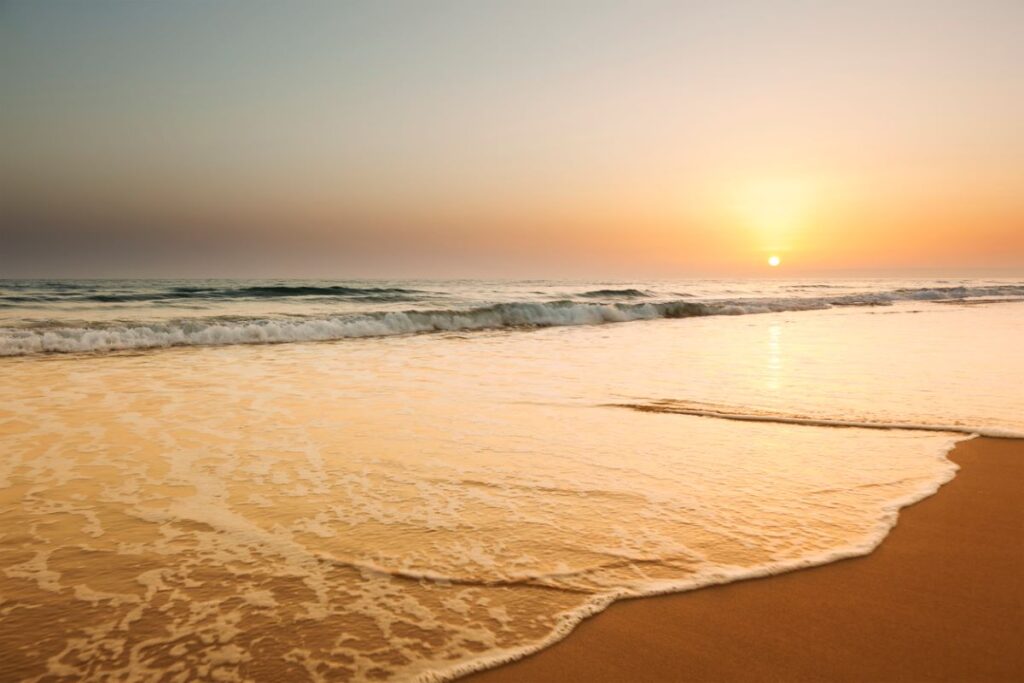 Meer und Strand bei Sonnenuntergang.