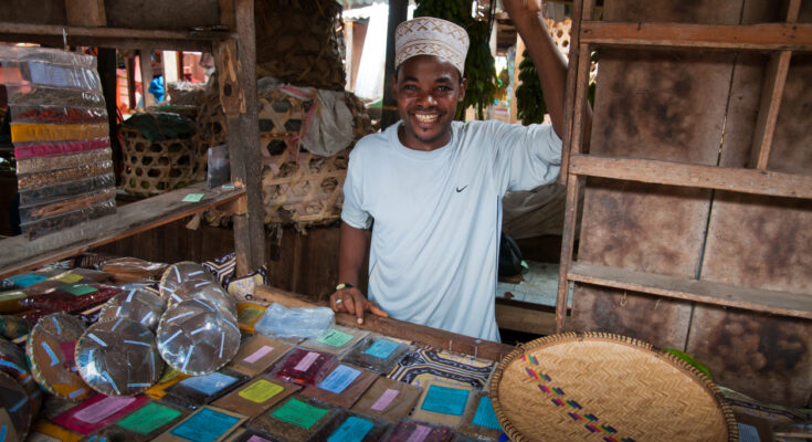 Gewürzverkäufer auf einem Gewürzmarkt in Sansibar