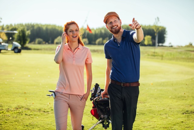 Mann und Frau genießen ihren Tag auf einem Golfplatz. 