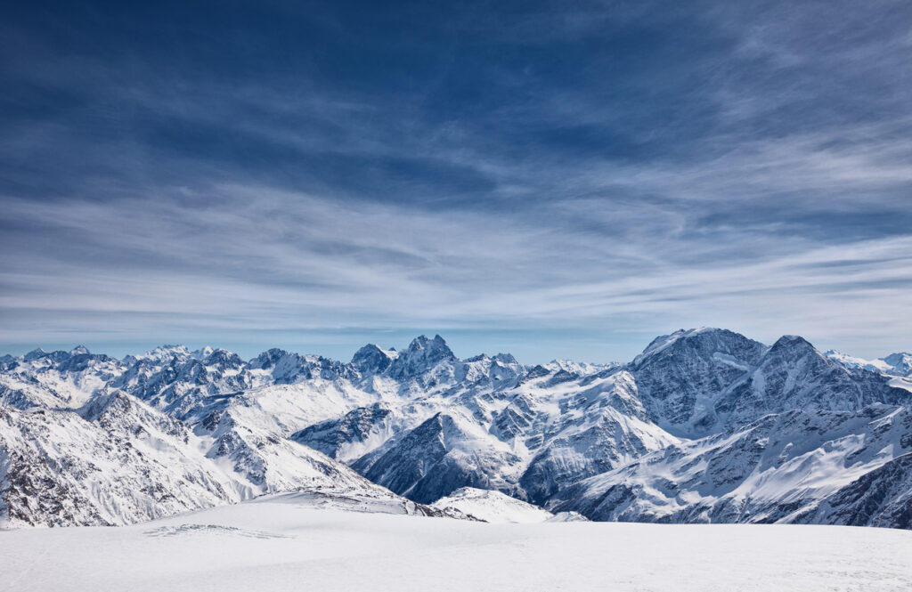 Blick auf die schneebedeckten Alpen im Winter in Italien. 