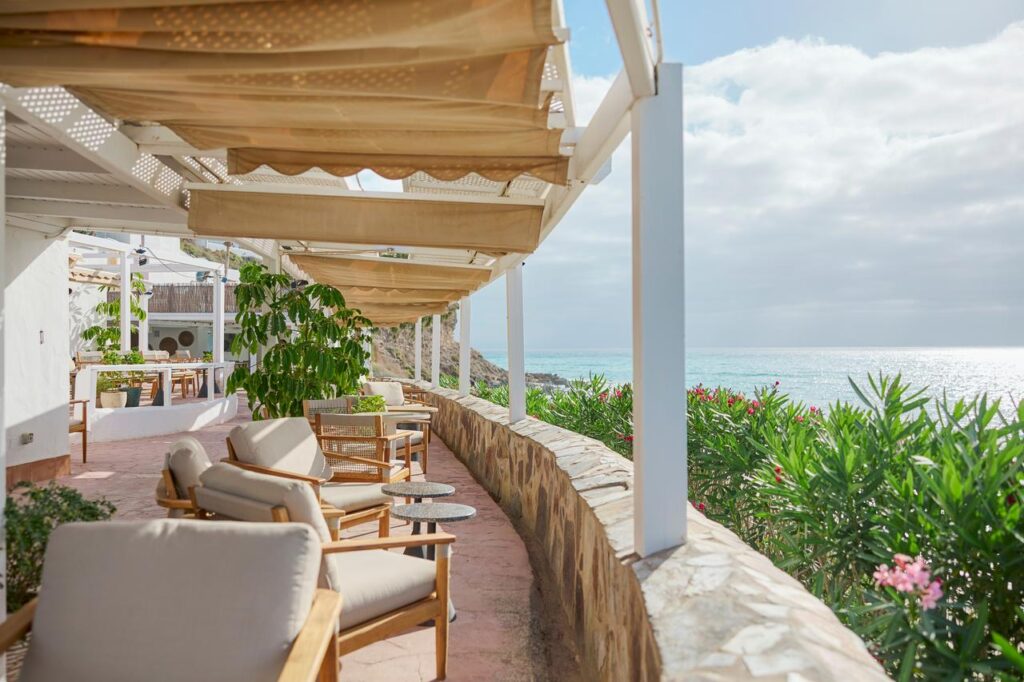 Blick auf die Terrasse des Spezilitätenretaurants "Las Gaviotas" im Aldiana Club Fuerteventura. Ein tolles Reiseziel im Winter. 