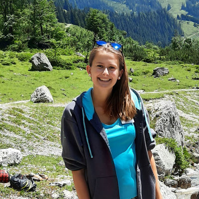 Kinderanimateurin Melina trägt dazu vor schöner Bergkulisse bei, dass der Aufenthalt in Österreich mit Kindern ein unvergessliches Erlebnis wird