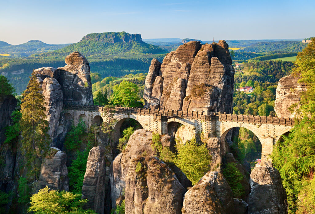 Blick auf die Bastei Felsen und Brücke in Nationalpark Sächsischen Schweiz in Europa. 