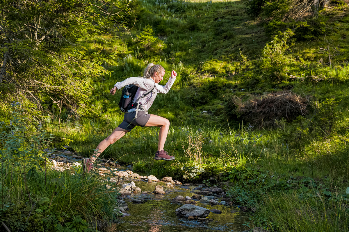 Eine Frau die in Österreich im Sommer trailrunning macht