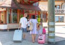 Anreise einer Familie mit Koffern im Urlaub mit einer Packliste für den Sommerurlaub