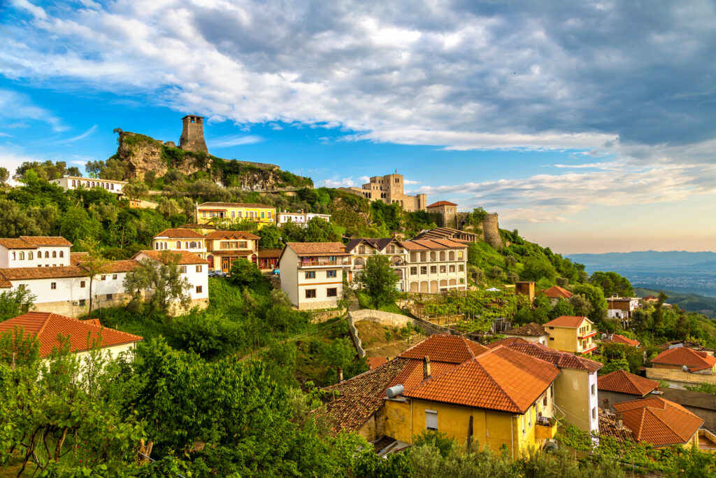 Blick auf die Stadt Kruja in Albanien. 