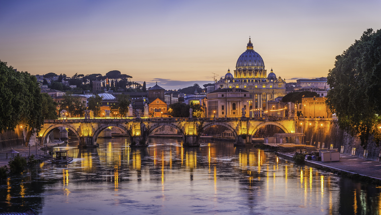 Perfekt für die Flitterwochen in Italien ist eine Bootsfahrt auf den Fluss Tiver. Das Bild zeigt ein Blick vom Fluss Tiver, auf in Richtung Vatikan Stadt von Ponte Umberto I, beim Sonnenuntergang.