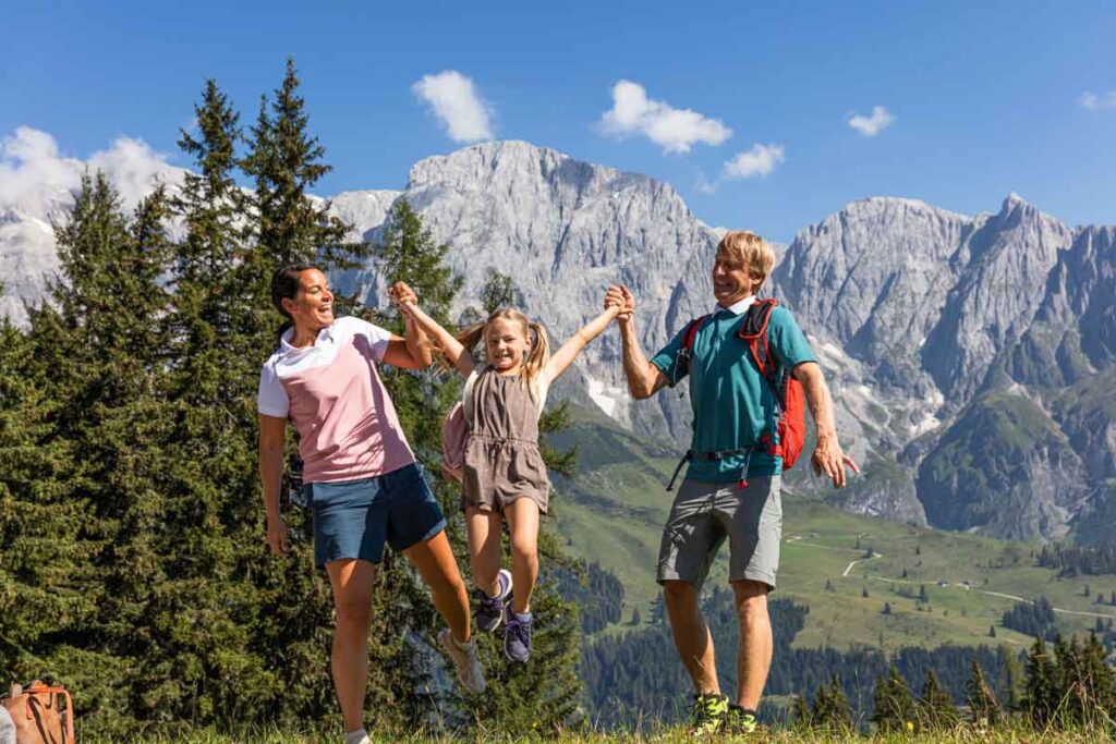 Eine Familie am Wandern in Österreich