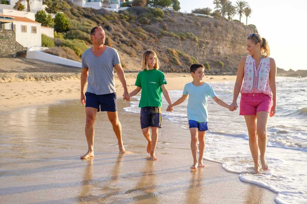 Eine Familie spazierend am Strand von Fuerteventura