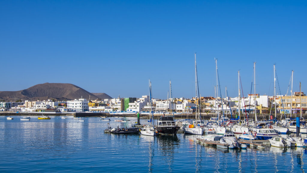 Blick auf den Hafen von Corralejo, einer Stadt auf Fuertventura. 