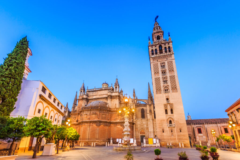 Blick von vorne auf die Kathedrale von Sevilla. Eine Sehenswürdigkeit von Sevilla. 