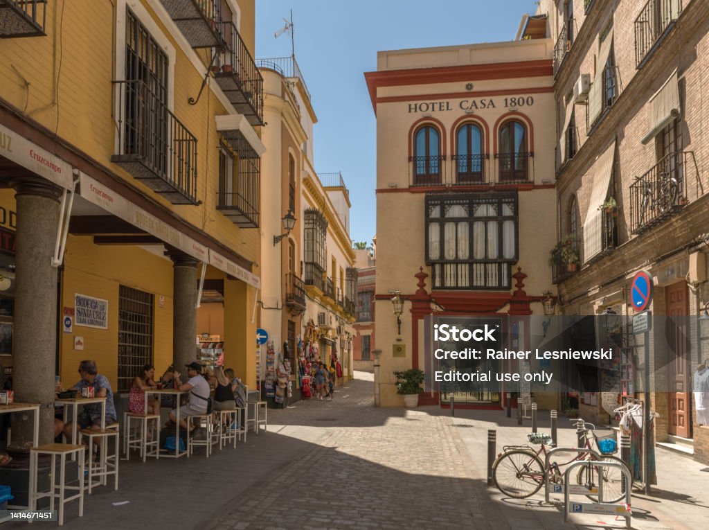 Hier sieht man eine kleine Gasse innerhalb des Stadtteils Santa Cruz. Diese Sehenswürdigkeit solltest du in Sevilla definitiv besuchen.