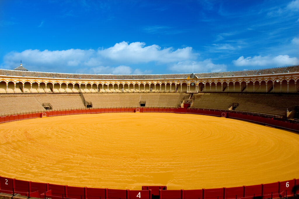 Blick auf die Stierkampfarena von Innen. Diese Sehenswürdigkeit in Sevilla ist ein Besuch wer. 