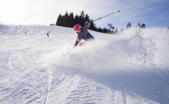 skifahrer auf der Piste am Hochkoenig