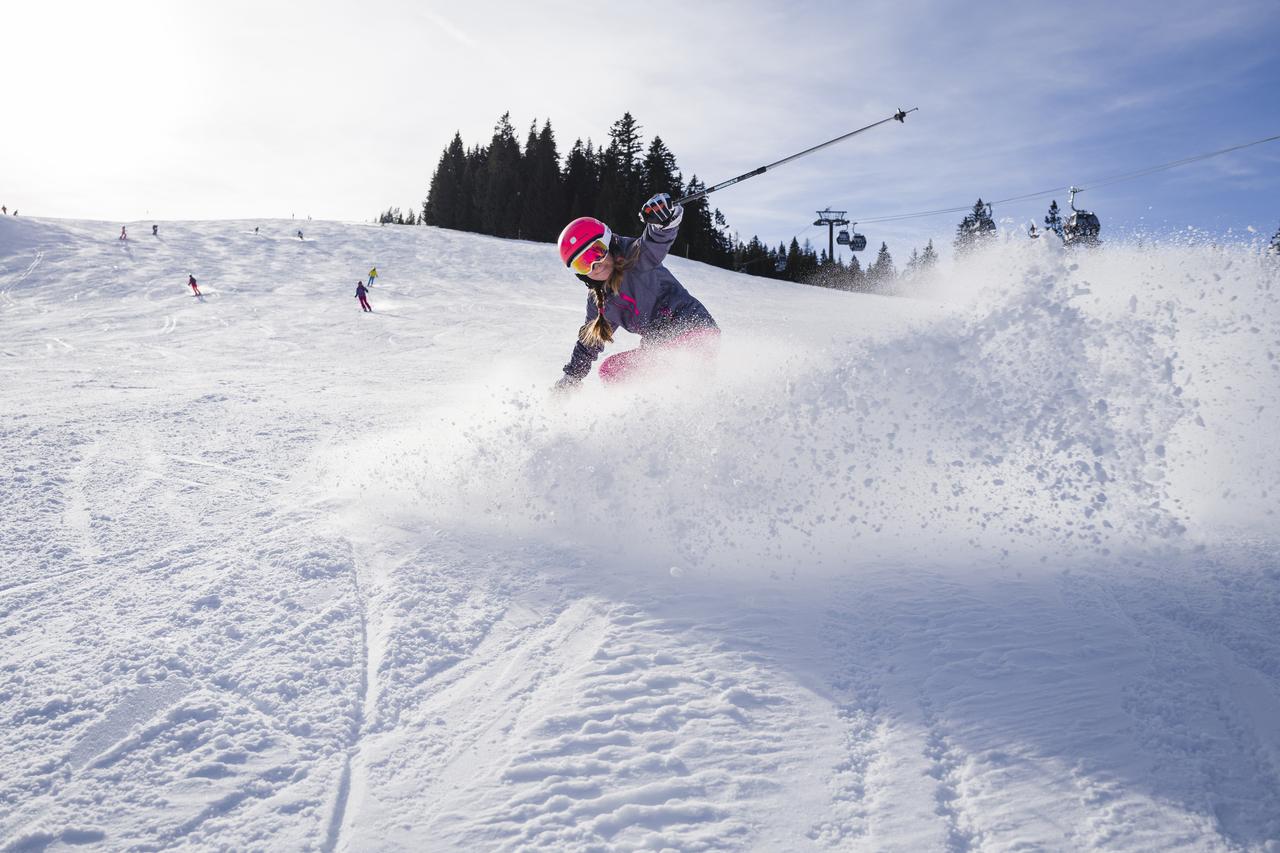 skifahrer auf der Piste am Hochkoenig
